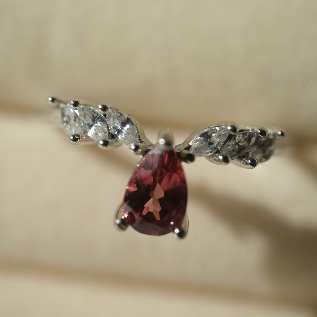 Garnet S925 teardrop ring, detail view 1