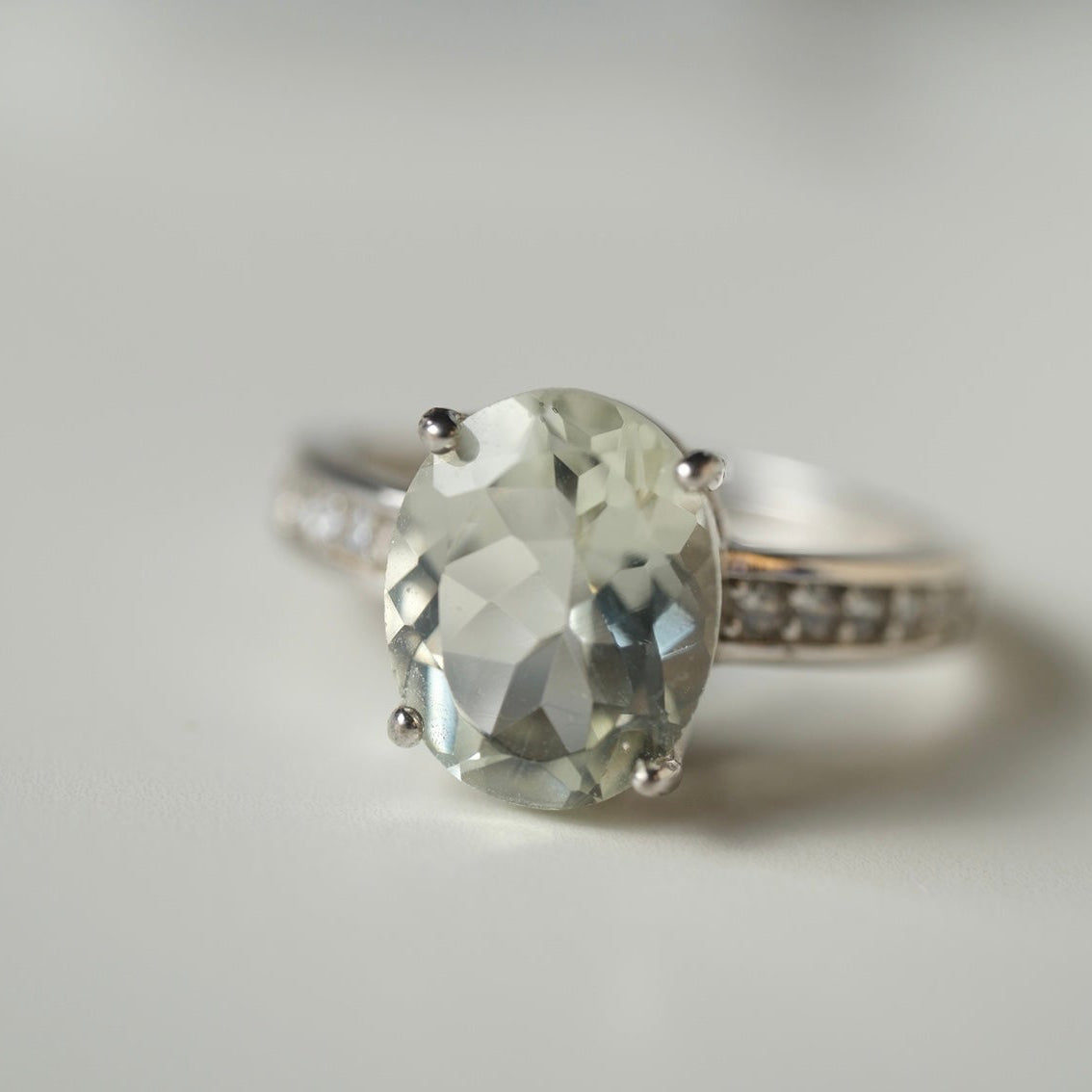 Pale green oval Green Quartz ring in S925 silver, front view