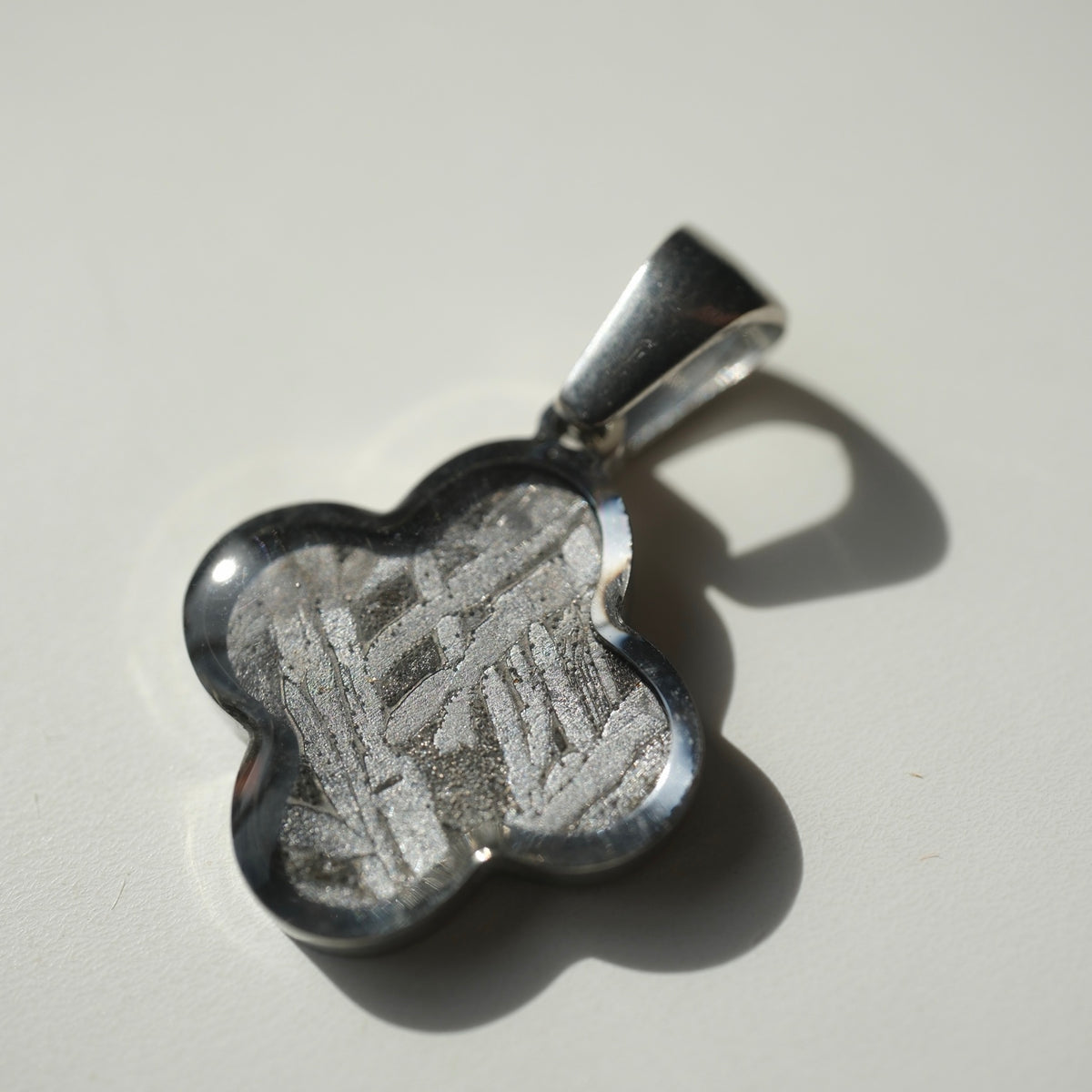 Muonionalusta meteorite clover necklace pendant in a silver-tone setting