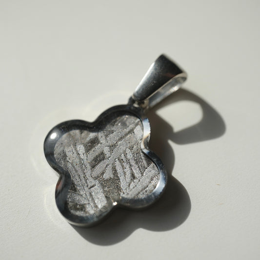 Muonionalusta meteorite clover necklace pendant in a silver-tone setting