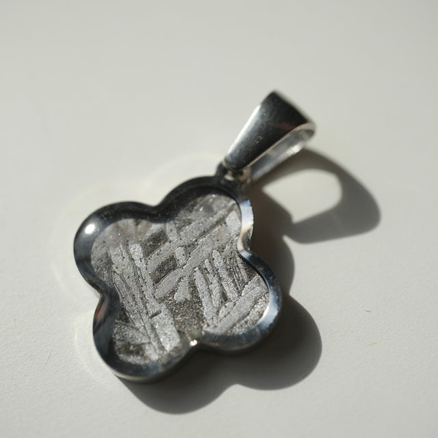 Muonionalusta Meteorite Clover Necklace – Silver-Tone