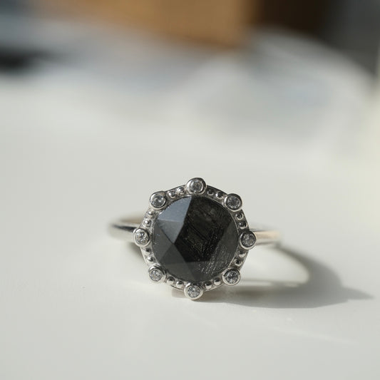 Muonionalusta meteorite S925 adjustable halo ring viewed from the front